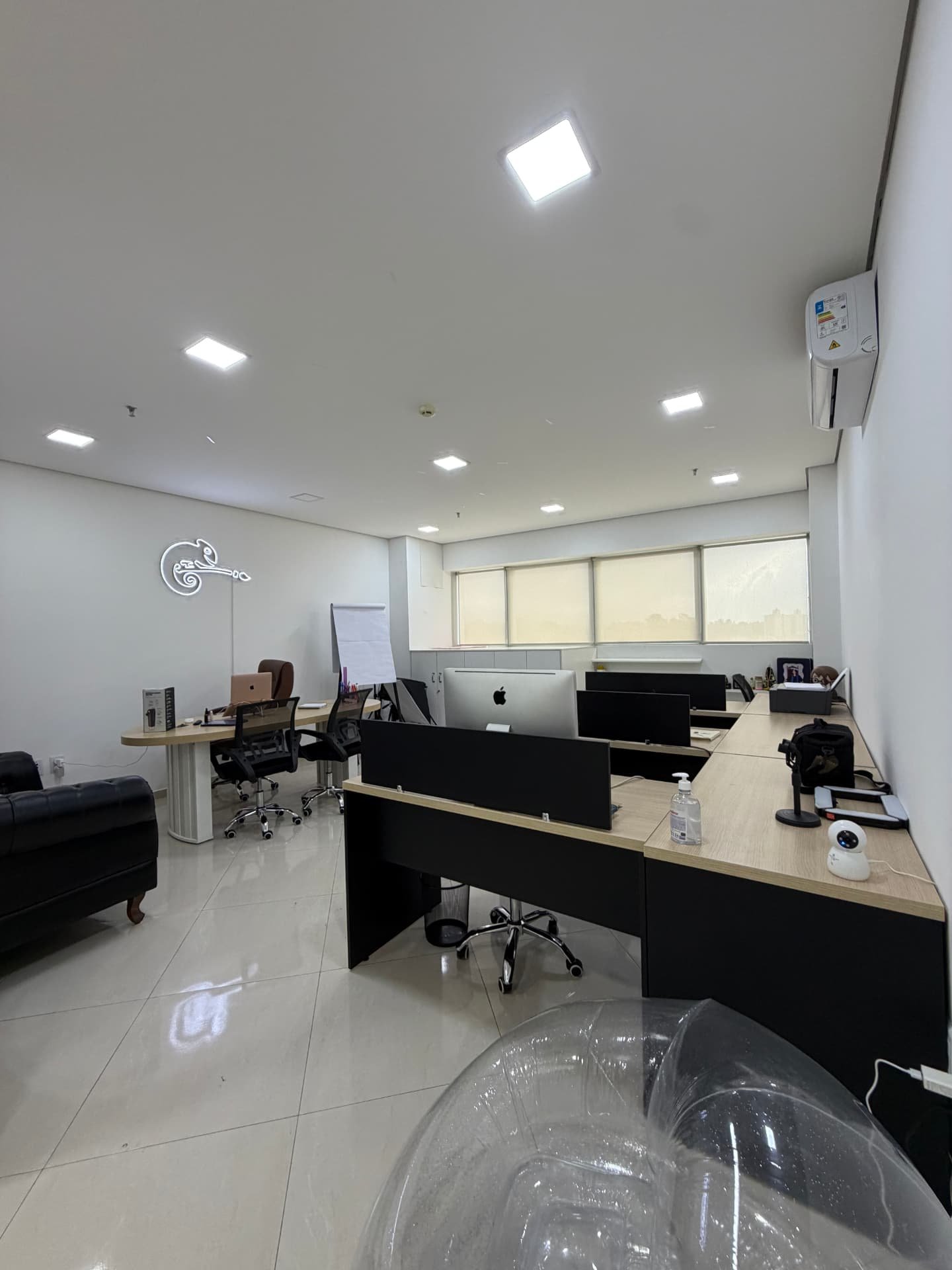Sala principal da Ron Mídia com estações de trabalho